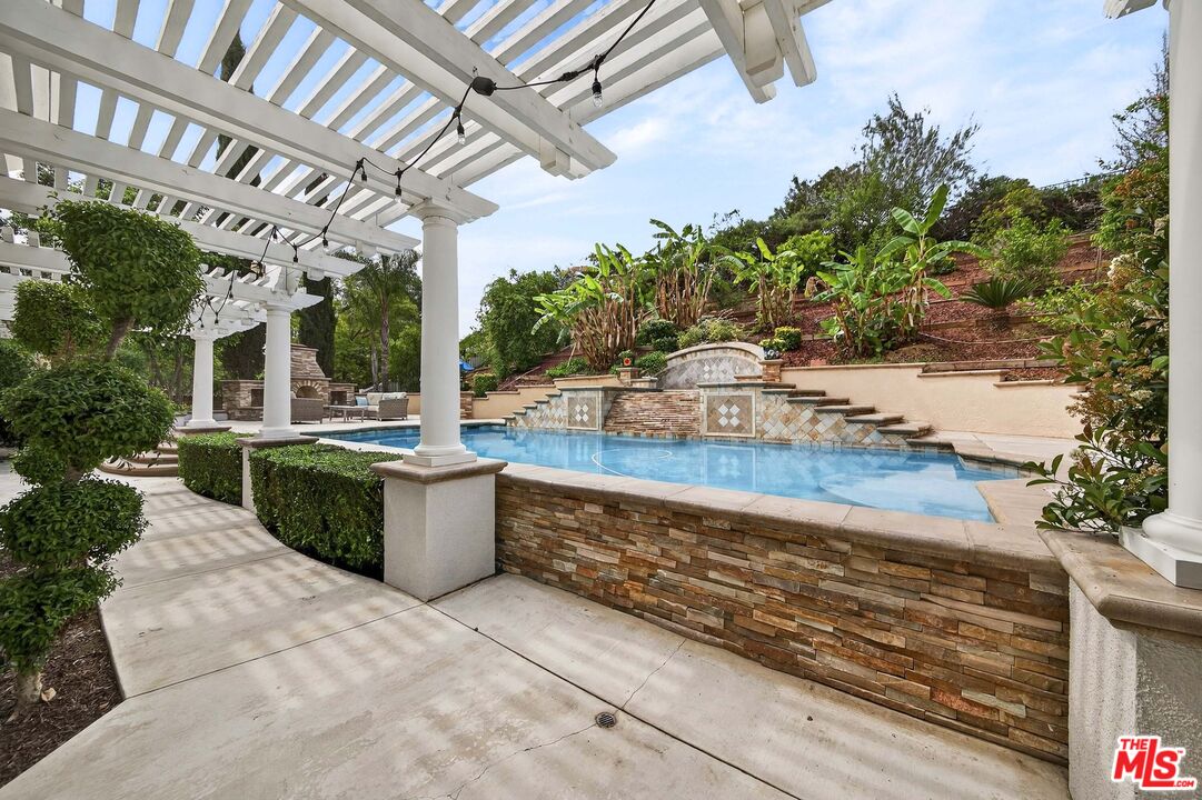 1660 Alamitos Circle