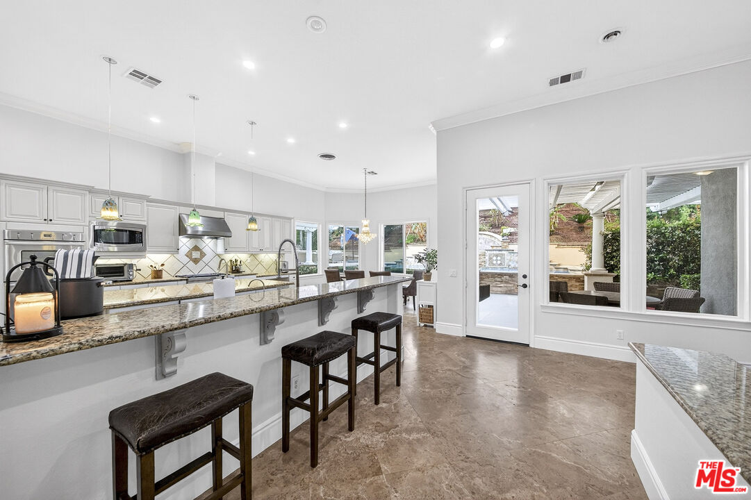 1660 Alamitos Circle