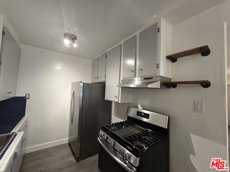5710 Vineland Ave