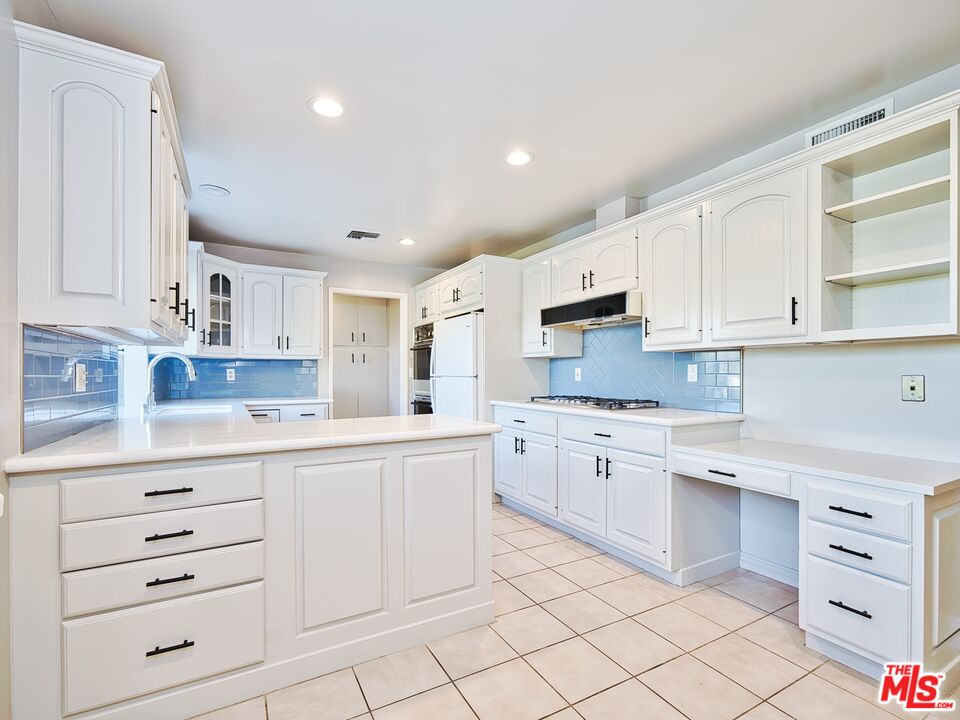 4863 Don Juan Pl