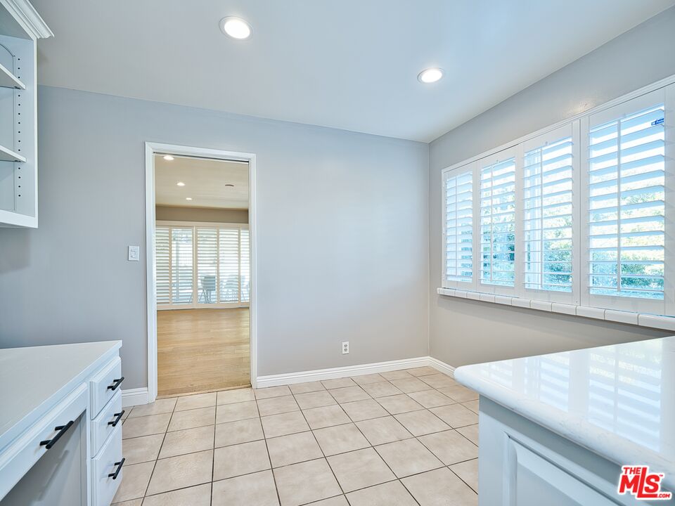 4863 Don Juan Pl