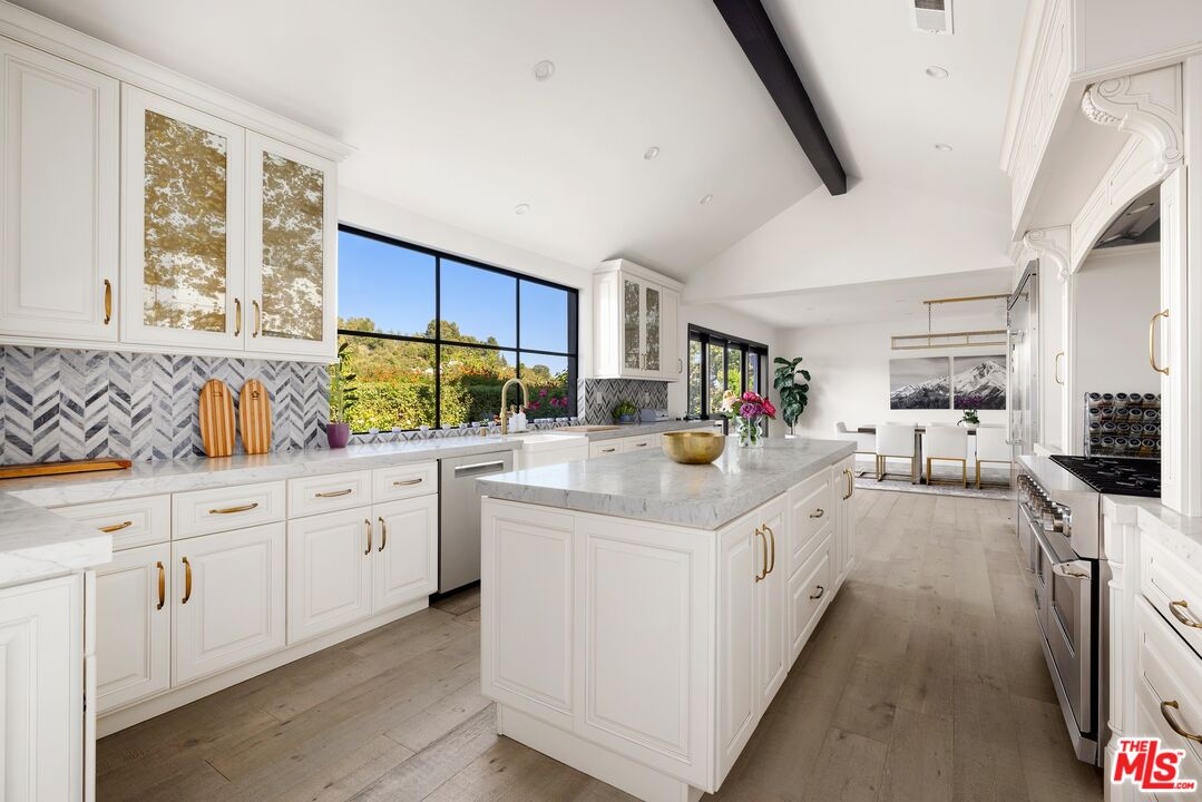 15438 Mulholland Dr