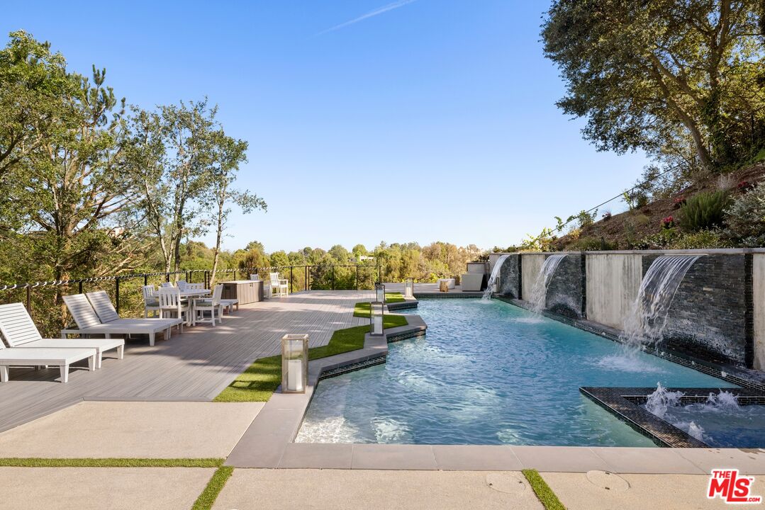15438 Mulholland Dr