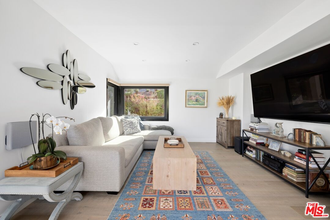 15438 Mulholland Dr