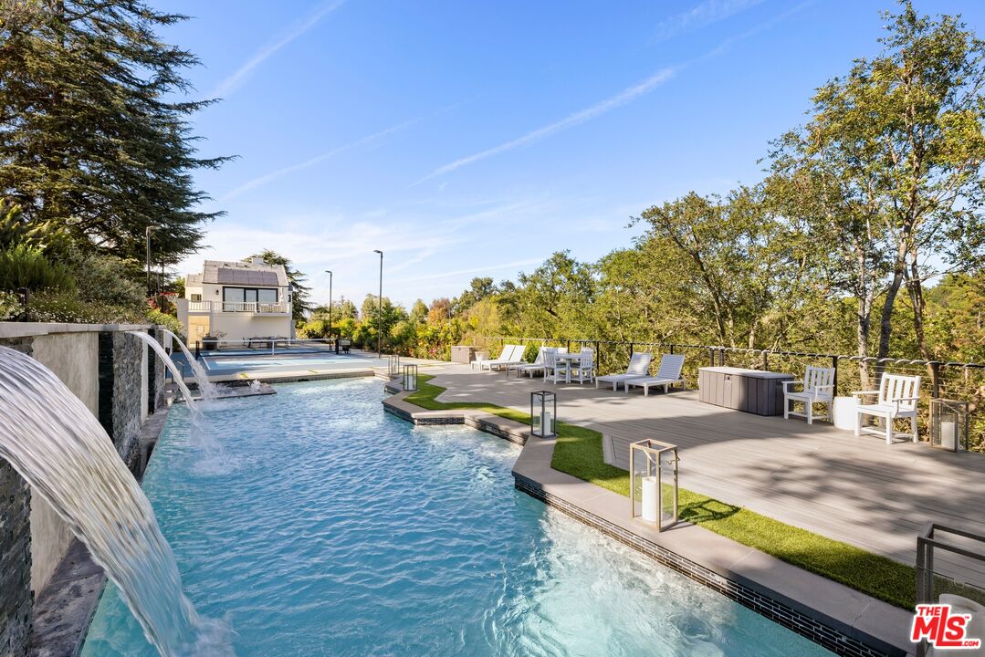 15438 Mulholland Dr