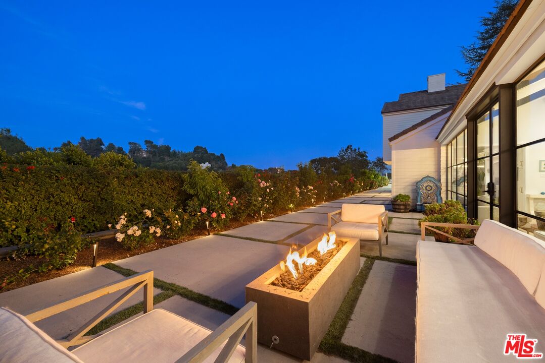 15438 Mulholland Dr