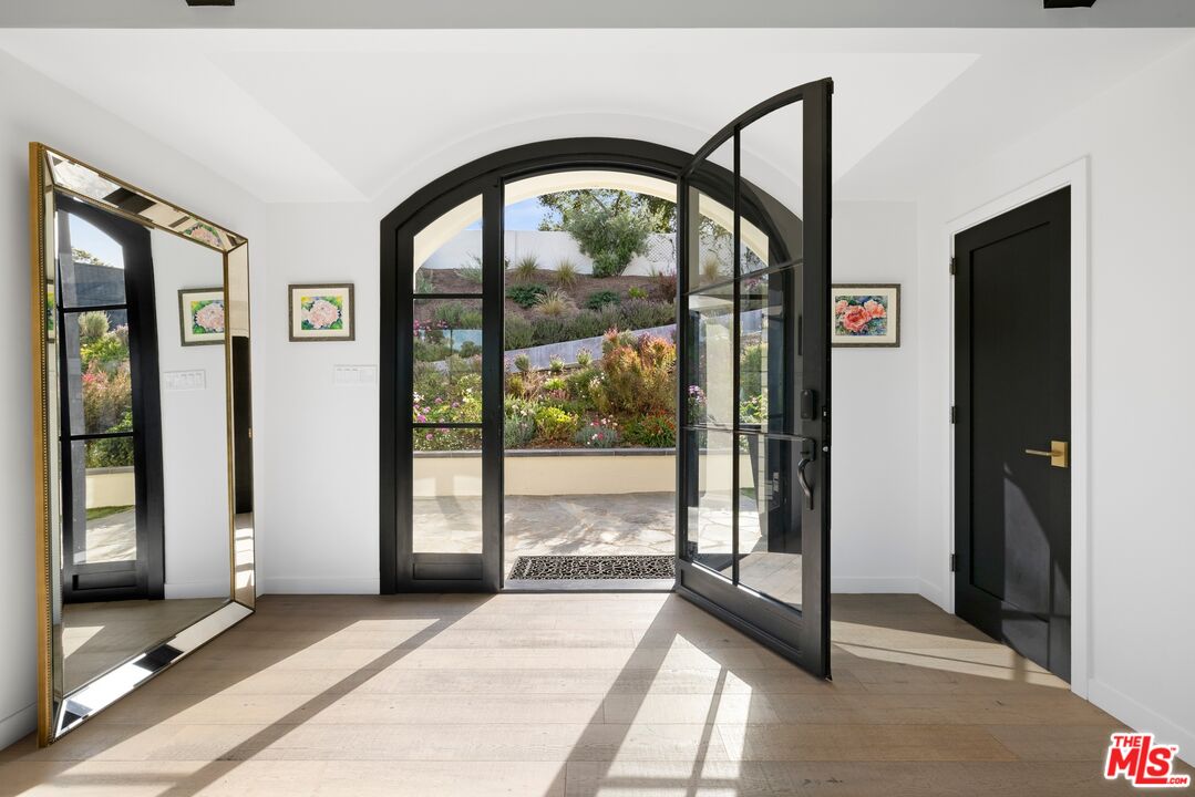 15438 Mulholland Dr