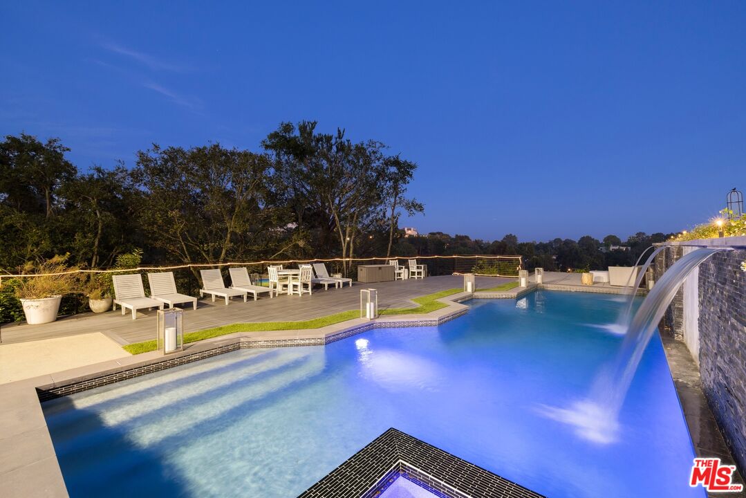 15438 Mulholland Dr