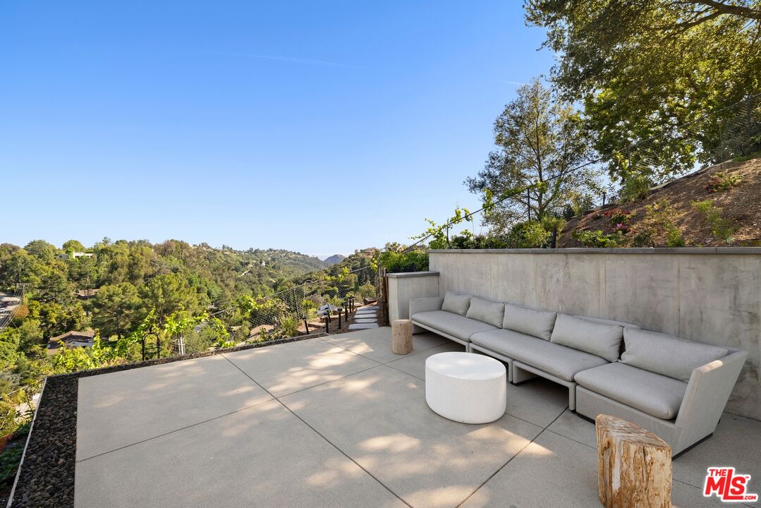 15438 Mulholland Dr