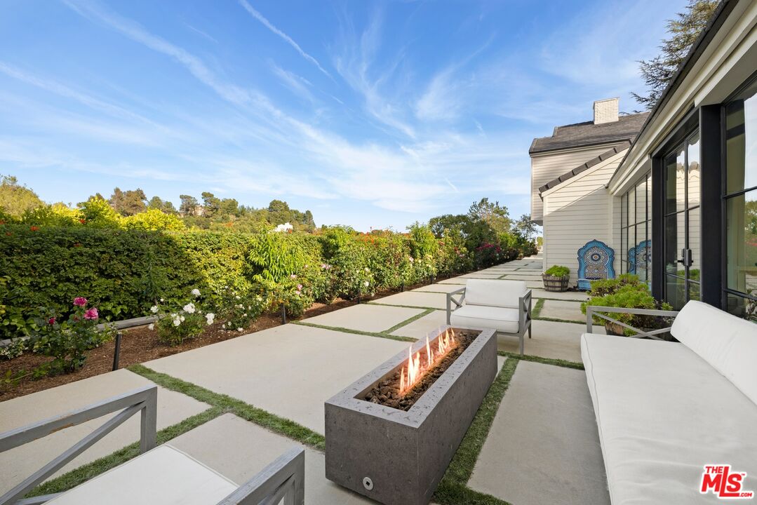 15438 Mulholland Dr