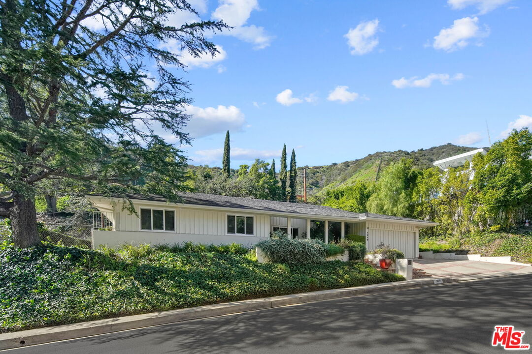 1919 San Ysidro Dr