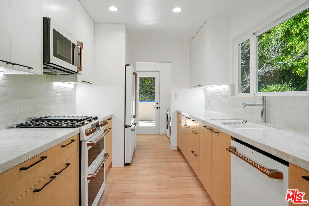 1919 San Ysidro Dr