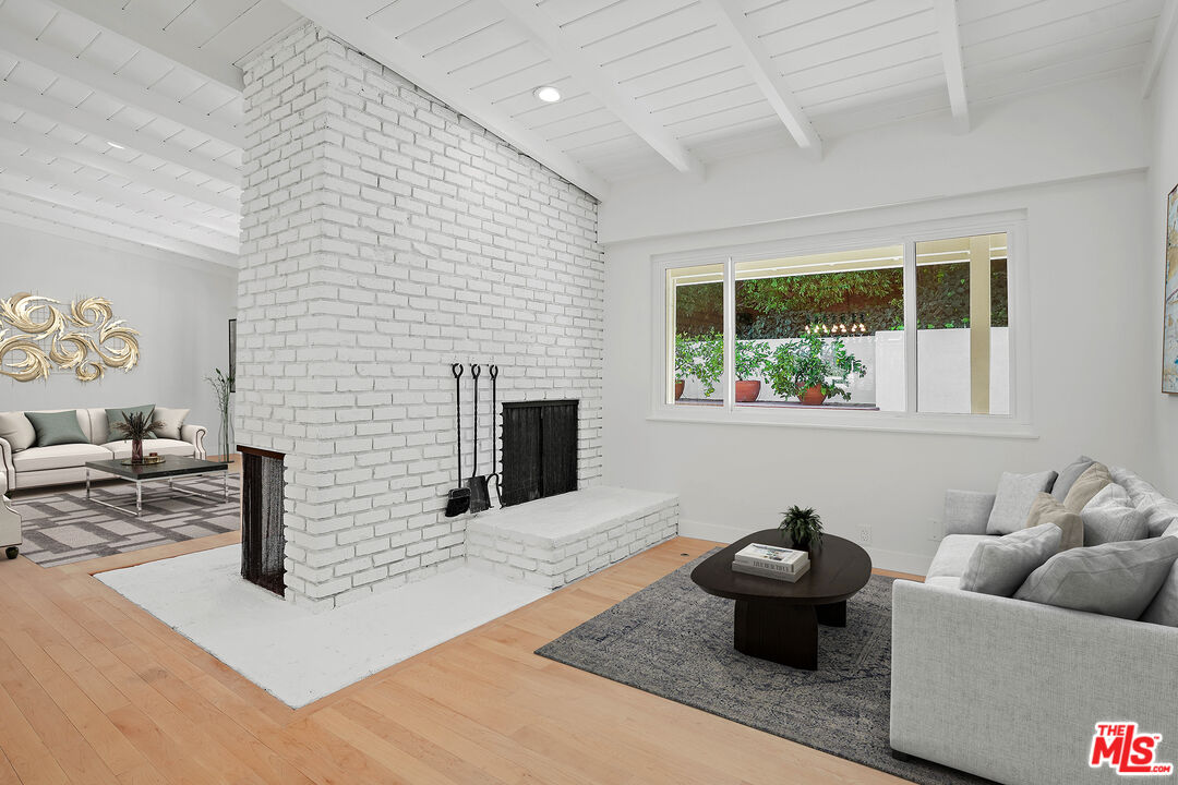 1919 San Ysidro Dr
