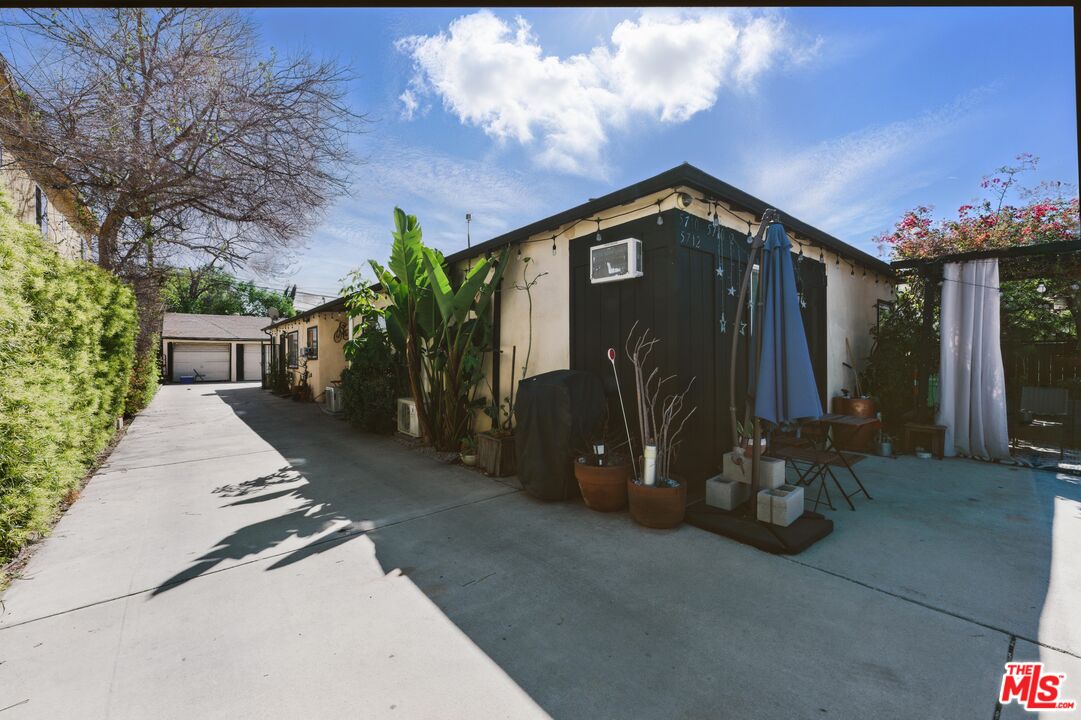 5710 Vineland Ave
