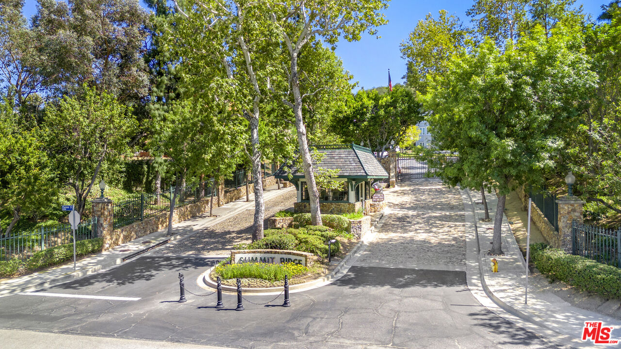 22328 S Summit Ridge Cir