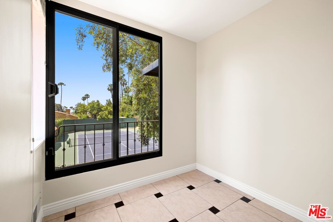 1121 La Collina Dr