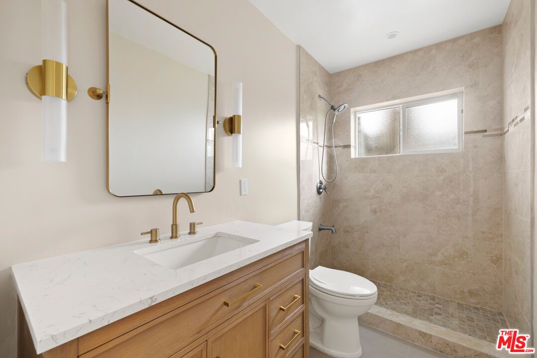 1121 La Collina Dr