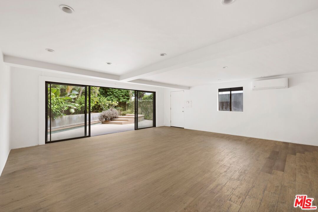 1121 La Collina Dr