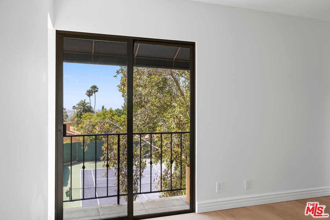1121 La Collina Dr
