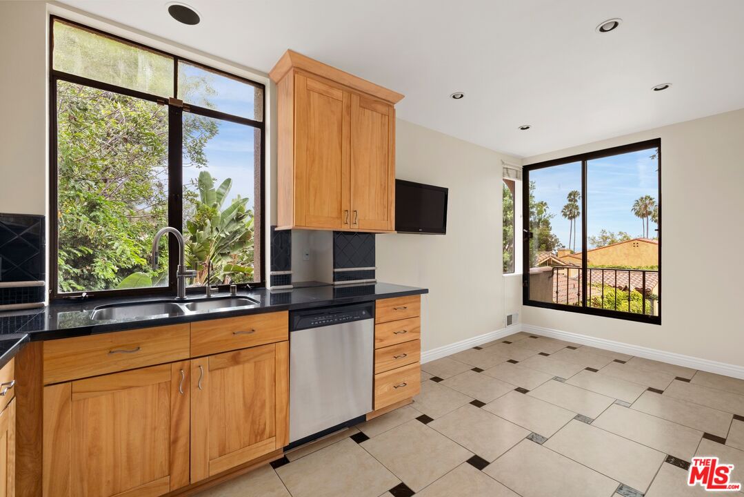 1121 La Collina Dr