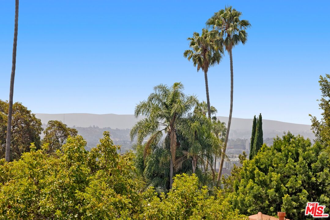 1121 La Collina Dr