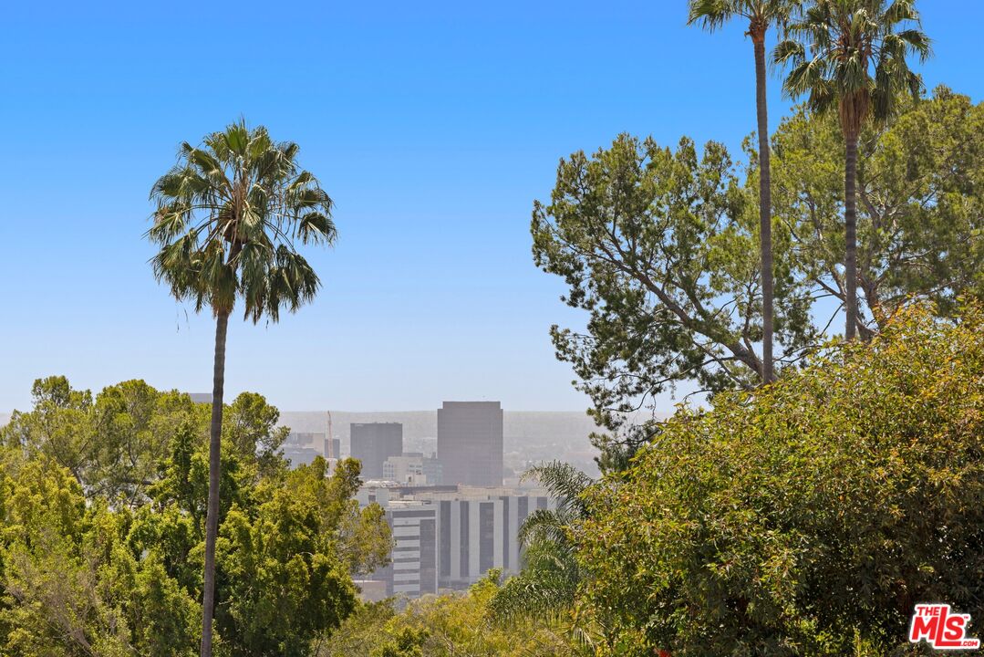 1121 La Collina Dr