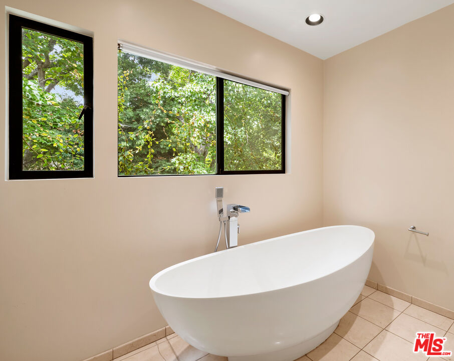 1121 La Collina Dr