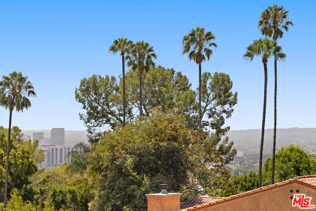 1121 La Collina Dr
