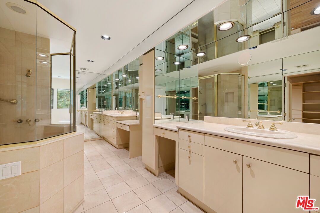 1121 La Collina Dr