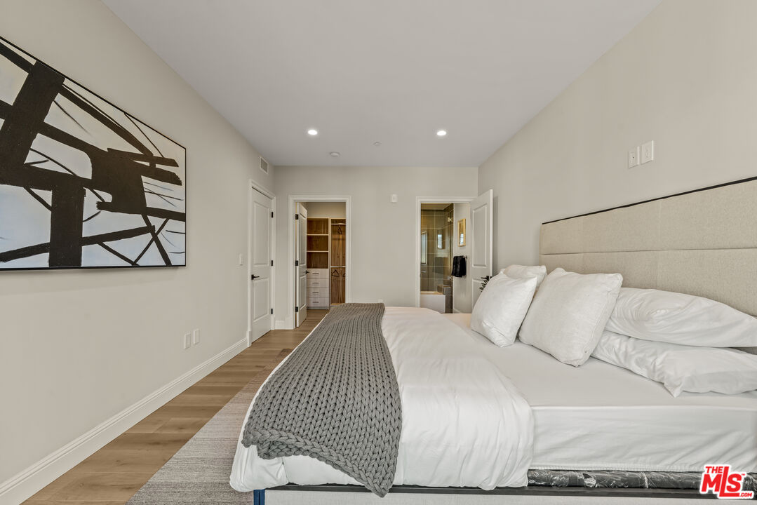 1825 Pandora Ave Unit: PH 402