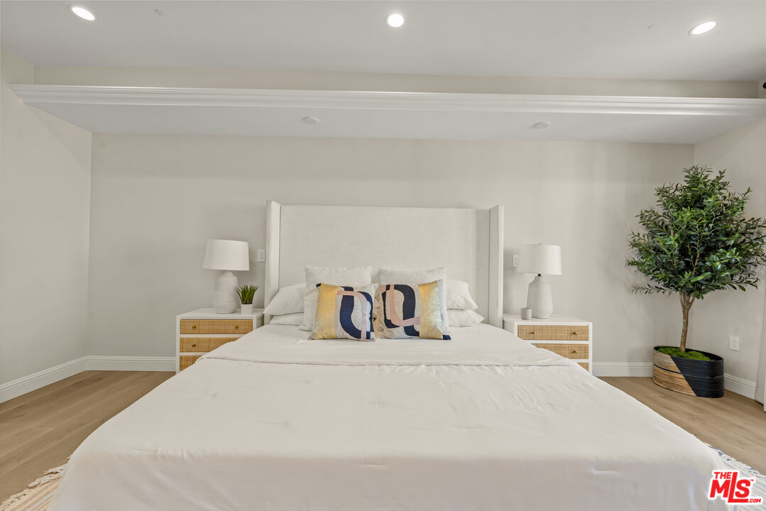 1825 Pandora Ave Unit: PH 402
