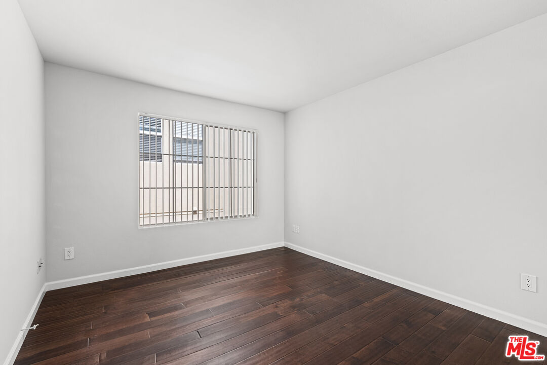 10627 Moorpark ST Unit: 8
