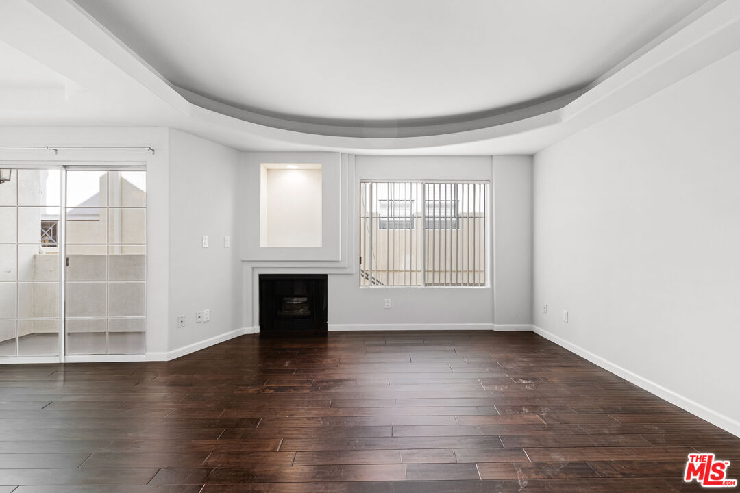 10627 Moorpark ST Unit: 8