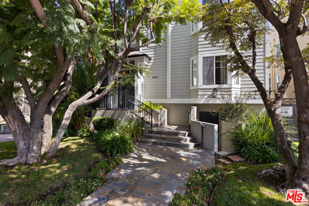 10627 Moorpark ST Unit: 8