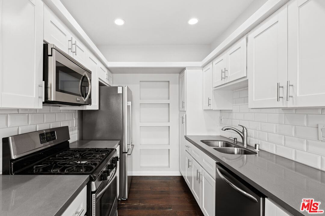 10627 Moorpark ST Unit: 8