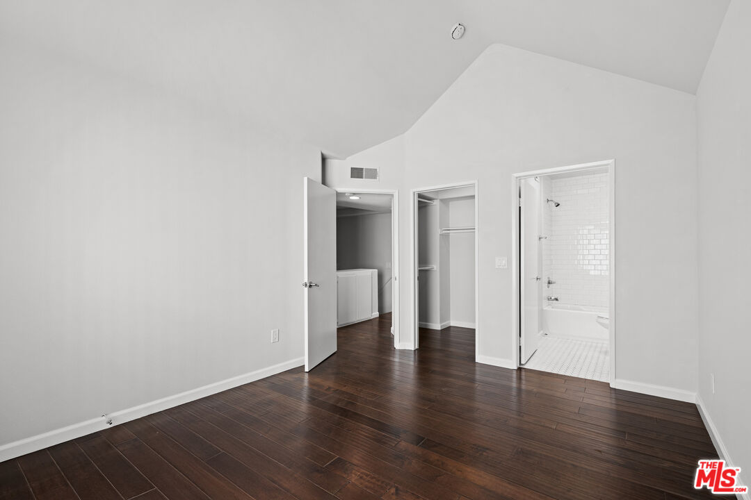 10627 Moorpark ST Unit: 8
