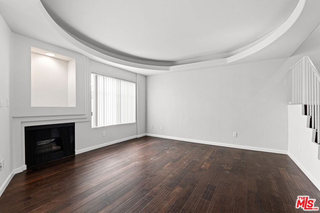 10627 Moorpark ST Unit: 8