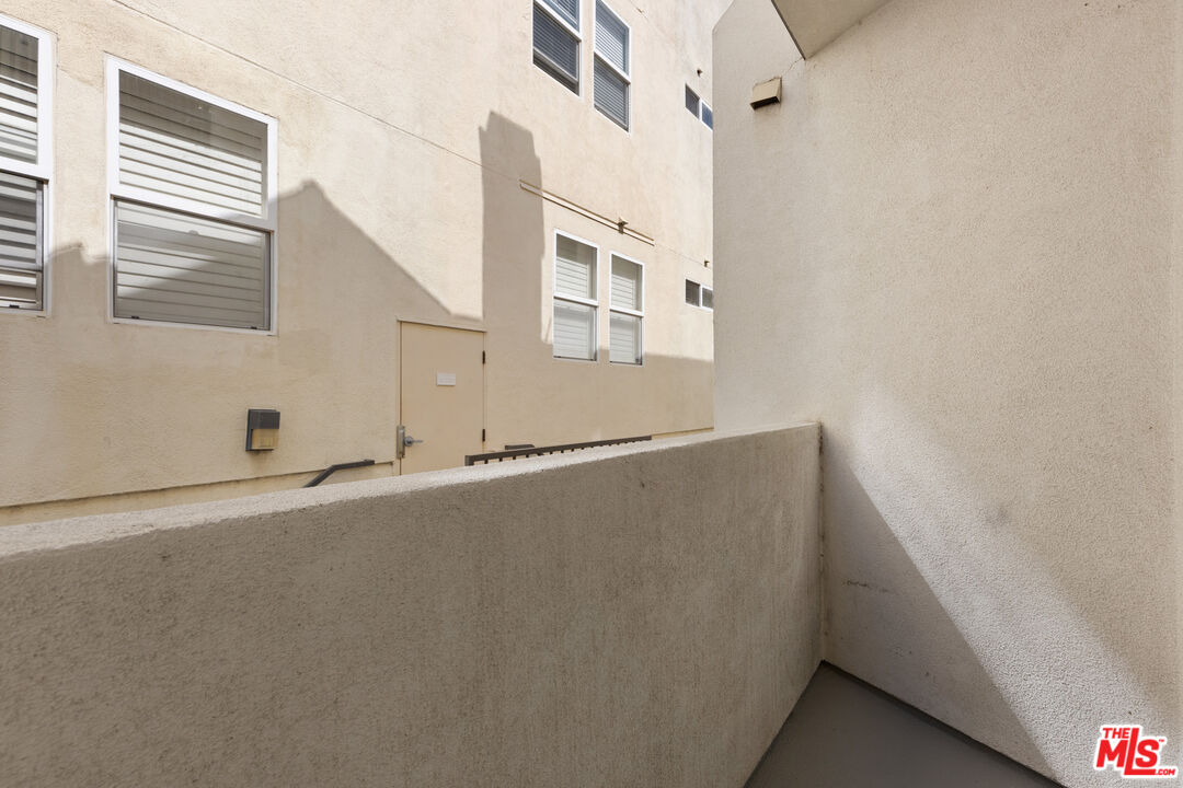 10627 Moorpark ST Unit: 8