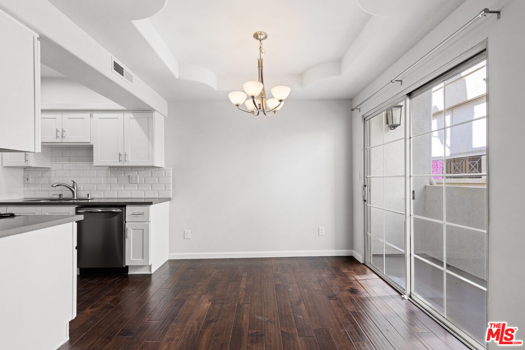 10627 Moorpark ST Unit: 8