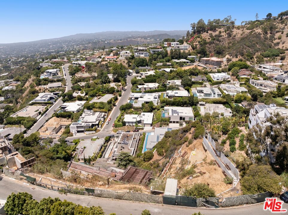 2275 Sunset Plaza
