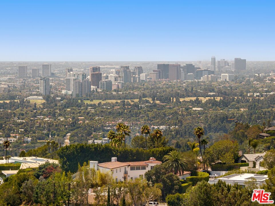 2275 Sunset Plaza