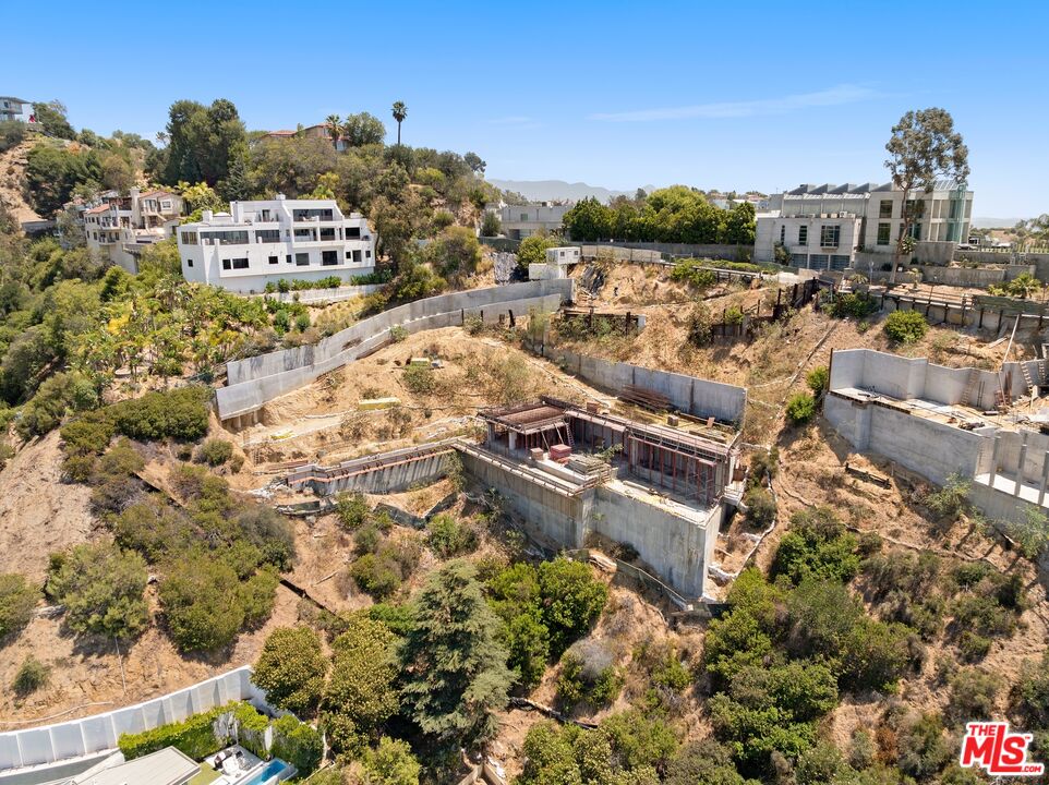 2275 Sunset Plaza