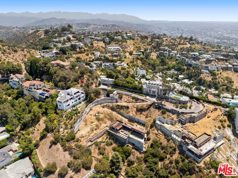 2275 Sunset Plaza