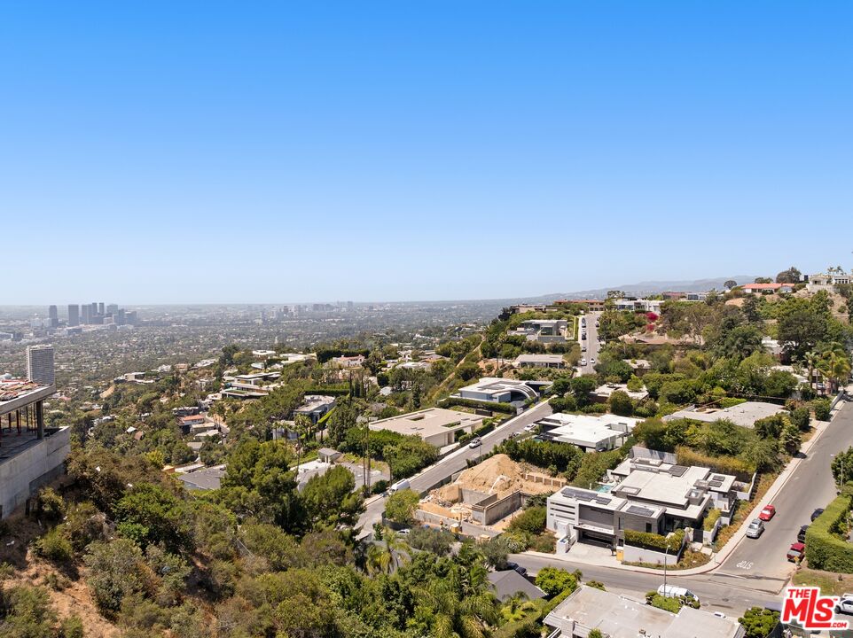 2275 Sunset Plaza