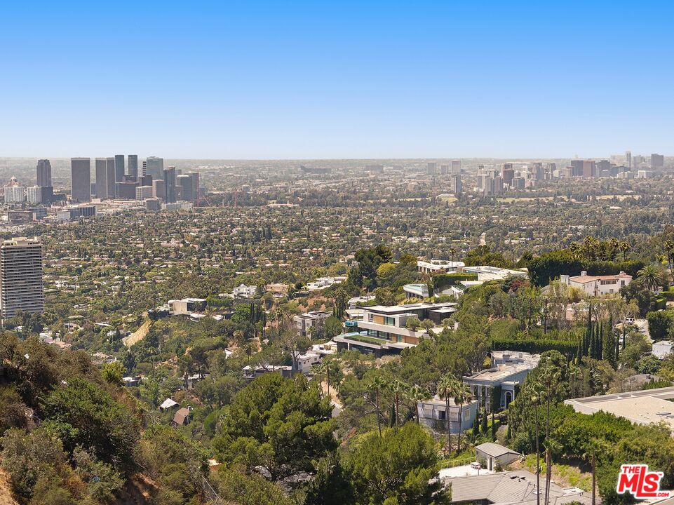 2275 Sunset Plaza