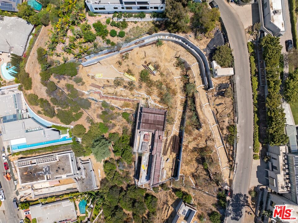 2275 Sunset Plaza
