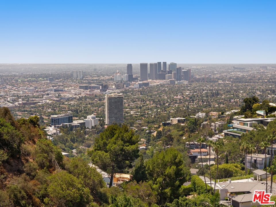 2275 Sunset Plaza
