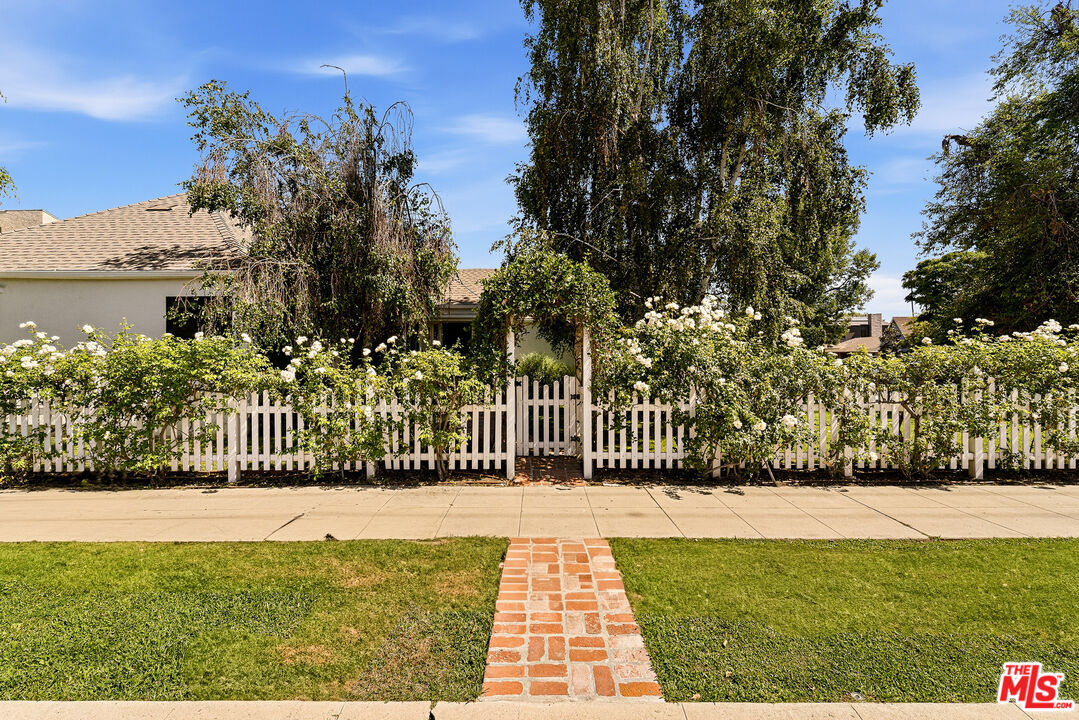 11357 Aqua Vista St