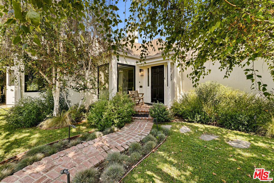 11357 Aqua Vista St