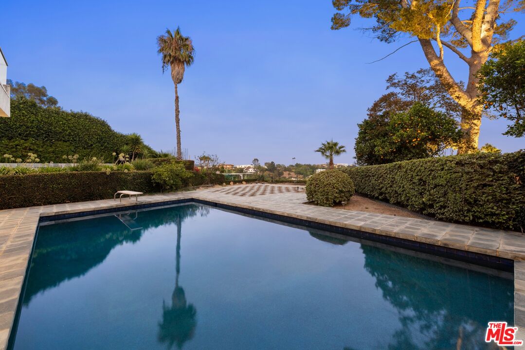 940 Linda Flora Dr
